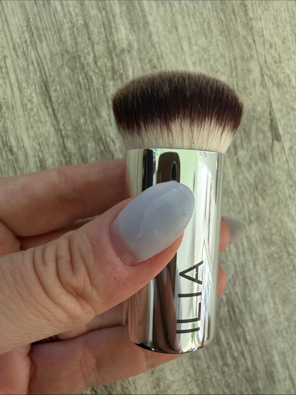 ILIA Silver Kabuki Brush with Brown-Tipped Bristles